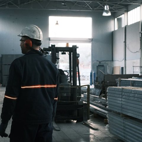 Trabalhador industrial exposto a ruído e calor